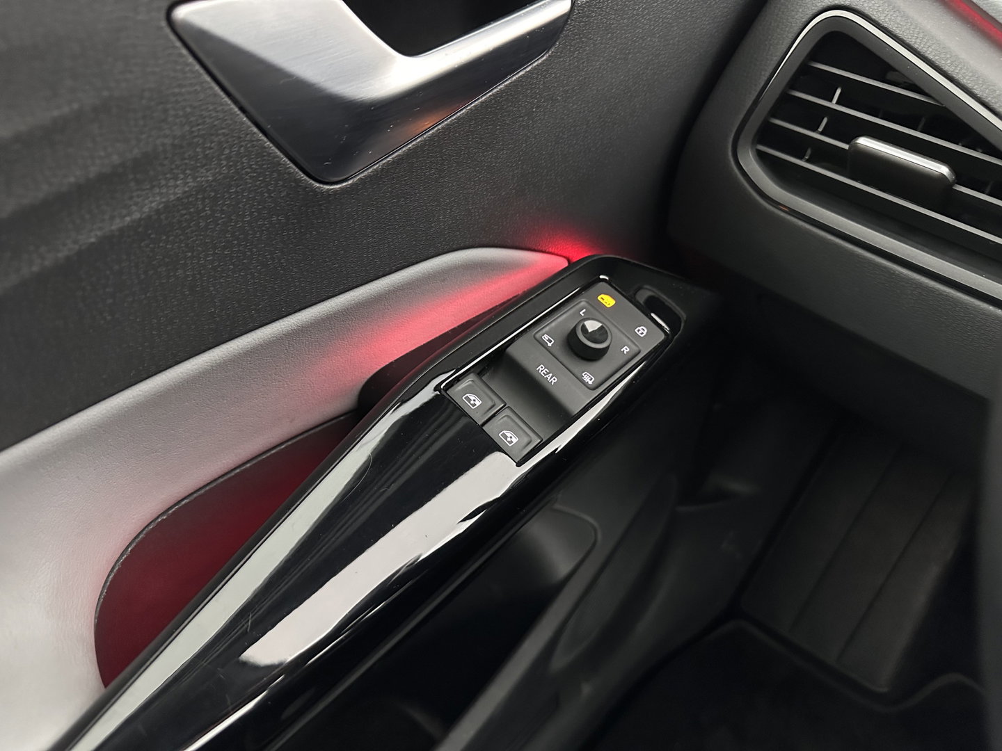 Volkswagen ID.3 First Plus 58 kWh [ 3-Fase ] {SOH-91%} (INCL-BTW) *ADAPTIVE-CRUISE | MATRIX-LED | CAMERA | KEYLESS | MICROFIBRE | AMBIENTLIGHT | NAVI-FULLMAP | DAB+ | ECC | HEATED-SPORTSEATS | DIGI-COCKPIT | 19''ALU*