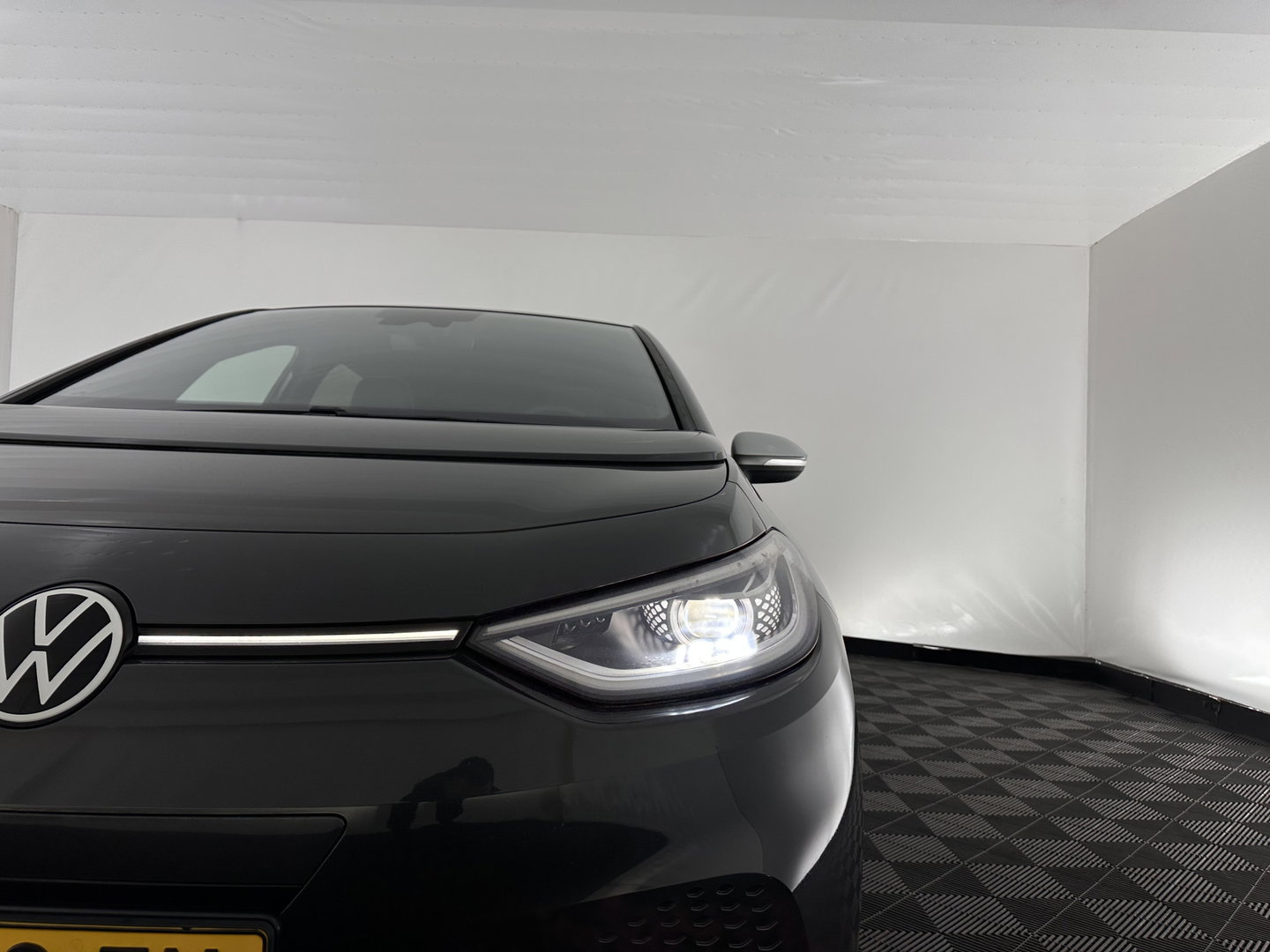 Volkswagen ID.3 First Plus 58 kWh [ 3-Fase ] {SOH-91%} (INCL-BTW) *ADAPTIVE-CRUISE | MATRIX-LED | CAMERA | KEYLESS | MICROFIBRE | AMBIENTLIGHT | NAVI-FULLMAP | DAB+ | ECC | HEATED-SPORTSEATS | DIGI-COCKPIT | 19''ALU*