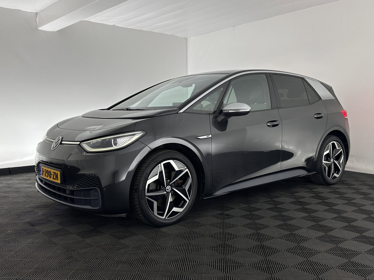 Volkswagen ID.3 First Plus 58 kWh [ 3-Fase ] {SOH-91%} (INCL-BTW) *ADAPTIVE-CRUISE | MATRIX-LED | CAMERA | KEYLESS | MICROFIBRE | AMBIENTLIGHT | NAVI-FULLMAP | DAB+ | ECC | HEATED-SPORTSEATS | DIGI-COCKPIT | 19''ALU*