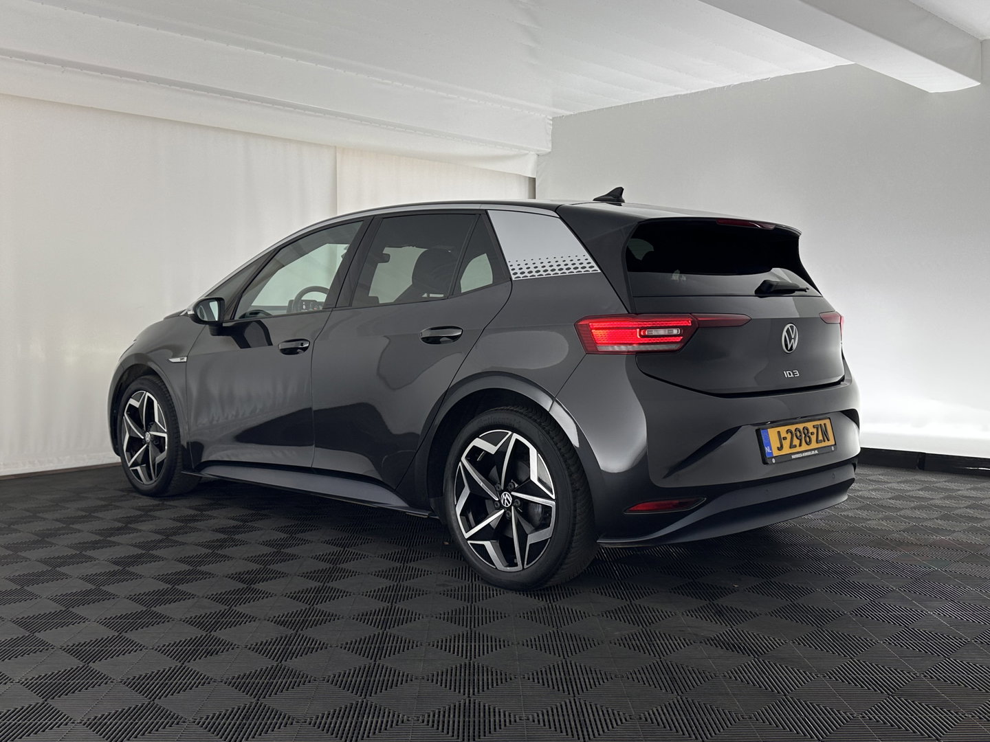 Volkswagen ID.3 First Plus 58 kWh [ 3-Fase ] {SOH-91%} (INCL-BTW) *ADAPTIVE-CRUISE | MATRIX-LED | CAMERA | KEYLESS | MICROFIBRE | AMBIENTLIGHT | NAVI-FULLMAP | DAB+ | ECC | HEATED-SPORTSEATS | DIGI-COCKPIT | 19''ALU*