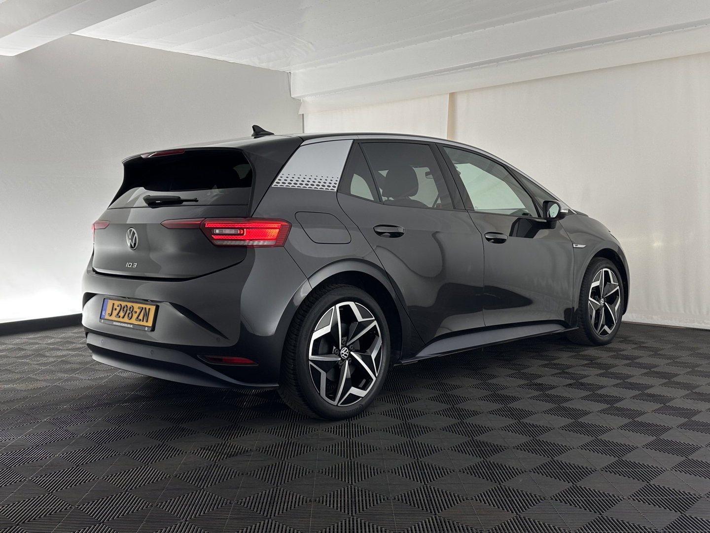 Volkswagen ID.3 First Plus 58 kWh [ 3-Fase ] {SOH-91%} (INCL-BTW) *ADAPTIVE-CRUISE | MATRIX-LED | CAMERA | KEYLESS | MICROFIBRE | AMBIENTLIGHT | NAVI-FULLMAP | DAB+ | ECC | HEATED-SPORTSEATS | DIGI-COCKPIT | 19''ALU*