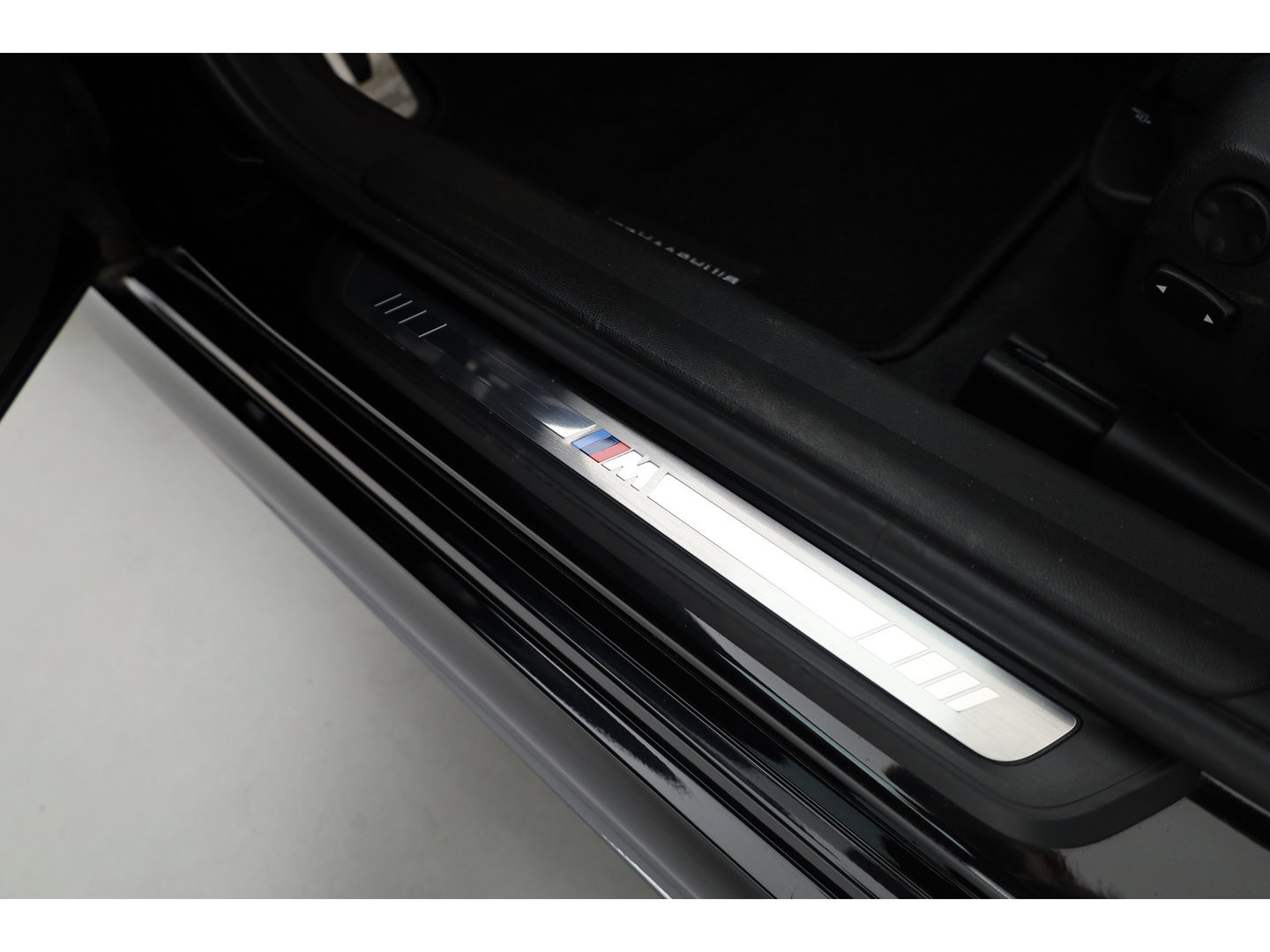 BMW 3 Serie Touring 320e M Sport | Facelift | Shadow Line | Curved display | Adapt. Cruise | Nav + CarPlay | Elek. Klep | Sfeerverlichting | LED | Stoelverw. | PDC V