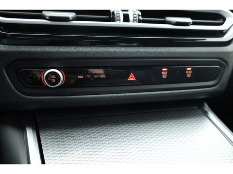 BMW 3 Serie Touring 320e M Sport | Facelift | Shadow Line | Curved display | Adapt. Cruise | Nav + CarPlay | Elek. Klep | Sfeerverlichting | LED | Stoelverw. | PDC V
