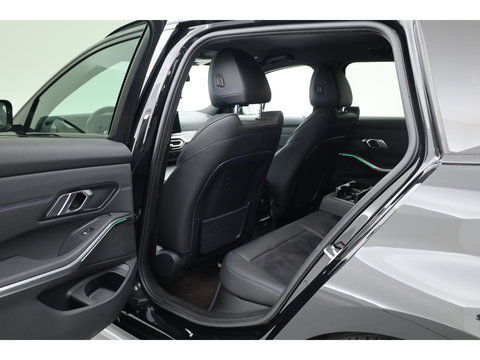 BMW 3 Serie Touring 320e M Sport | Facelift | Shadow Line | Curved display | Adapt. Cruise | Nav + CarPlay | Elek. Klep | Sfeerverlichting | LED | Stoelverw. | PDC V