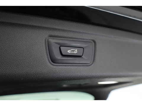 BMW 3 Serie Touring 320e M Sport | Facelift | Shadow Line | Curved display | Adapt. Cruise | Nav + CarPlay | Elek. Klep | Sfeerverlichting | LED | Stoelverw. | PDC V