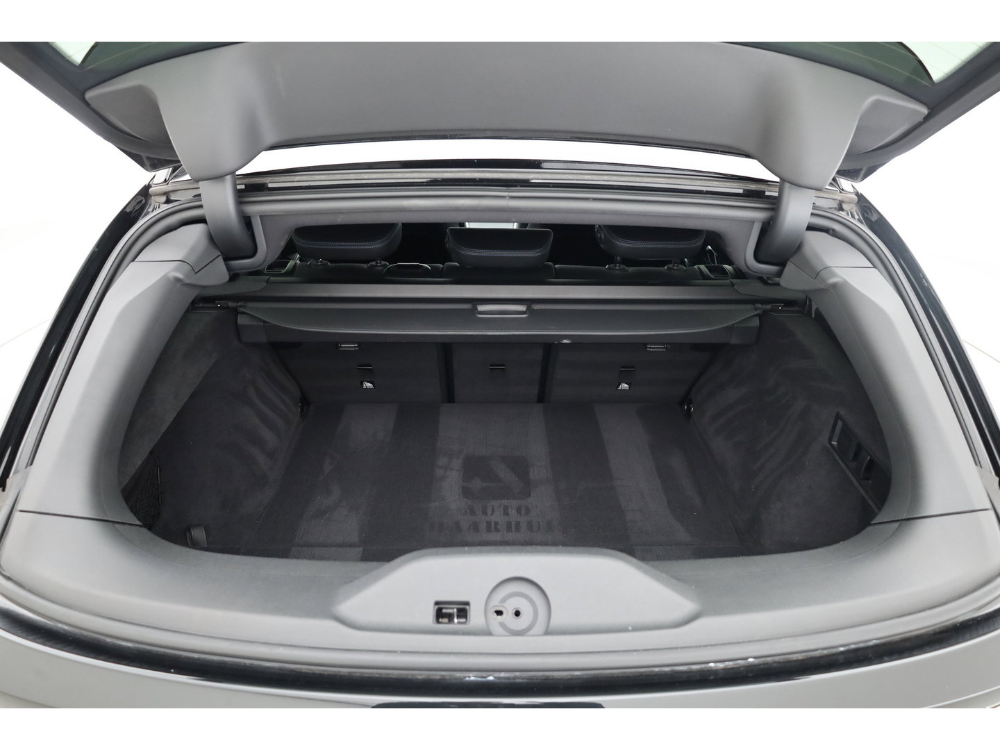 BMW 3 Serie Touring 320e M Sport | Facelift | Shadow Line | Curved display | Adapt. Cruise | Nav + CarPlay | Elek. Klep | Sfeerverlichting | LED | Stoelverw. | PDC V