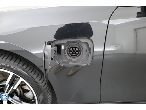 BMW 3 Serie Touring 320e M Sport | Facelift | Shadow Line | Curved display | Adapt. Cruise | Nav + CarPlay | Elek. Klep | Sfeerverlichting | LED | Stoelverw. | PDC V