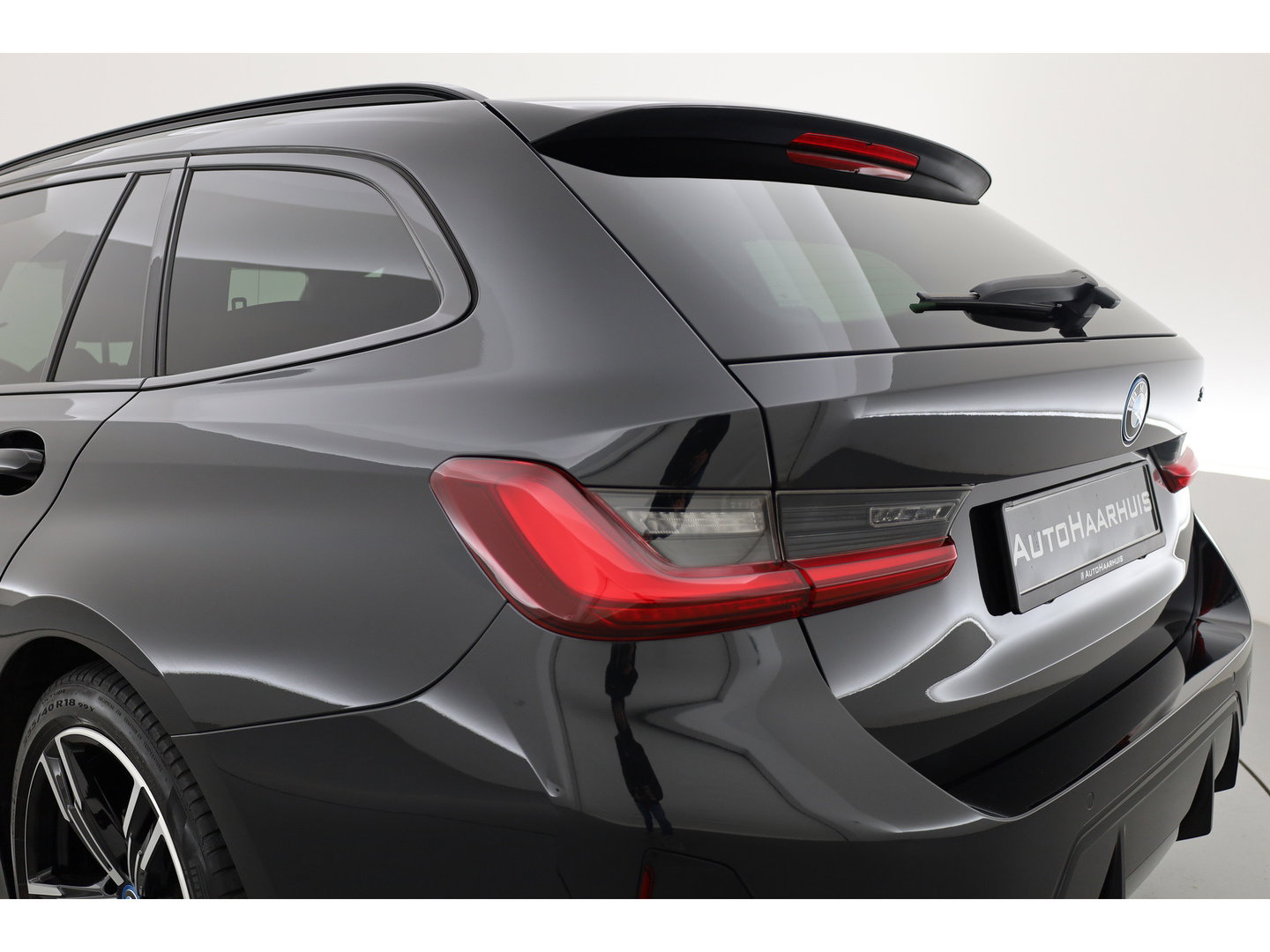 BMW 3 Serie Touring 320e M Sport | Facelift | Shadow Line | Curved display | Adapt. Cruise | Nav + CarPlay | Elek. Klep | Sfeerverlichting | LED | Stoelverw. | PDC V