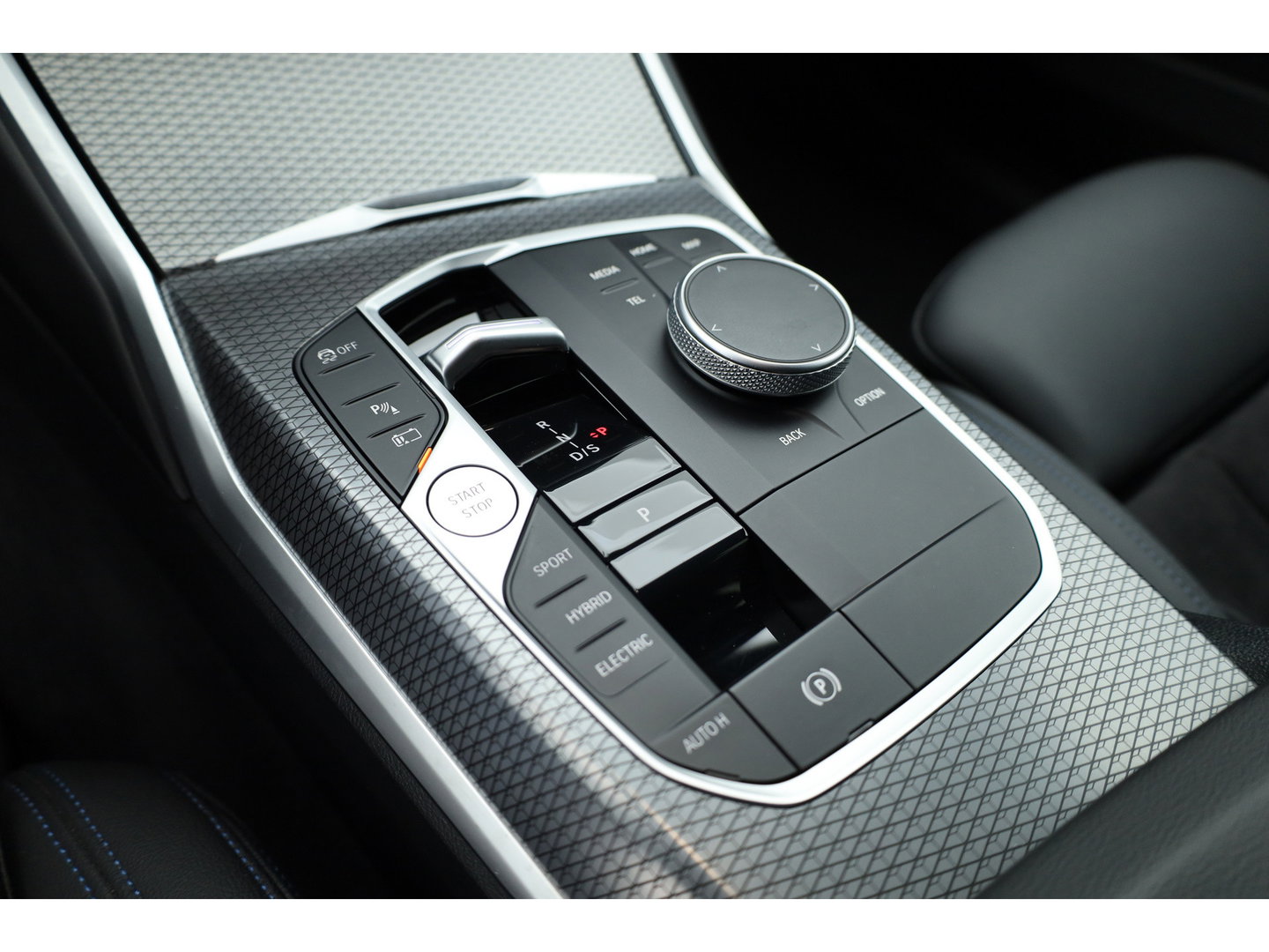 BMW 3 Serie Touring 320e M Sport | Facelift | Shadow Line | Curved display | Adapt. Cruise | Nav + CarPlay | Elek. Klep | Sfeerverlichting | LED | Stoelverw. | PDC V