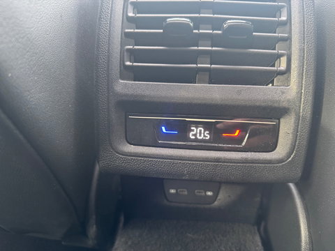 Volkswagen Golf 1.5 eTSI DSG Panorama Camera facelift HUD Memory