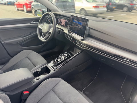 Volkswagen Golf 1.5 eTSI DSG Panorama Camera facelift HUD Memory