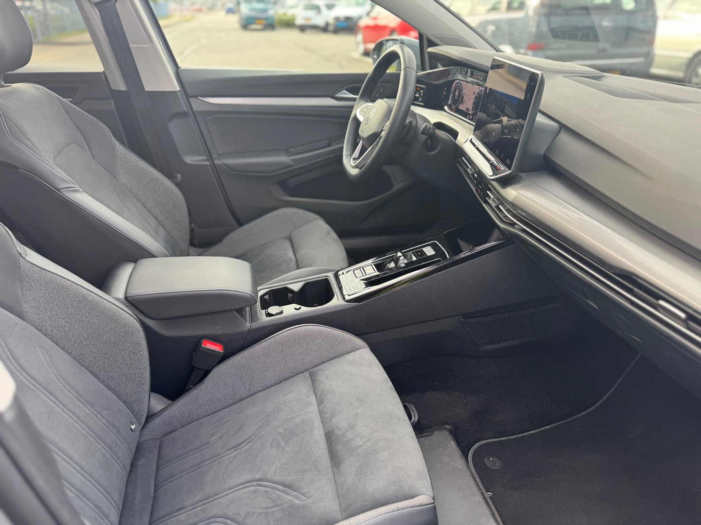 Volkswagen Golf 1.5 eTSI DSG Panorama Camera facelift HUD Memory