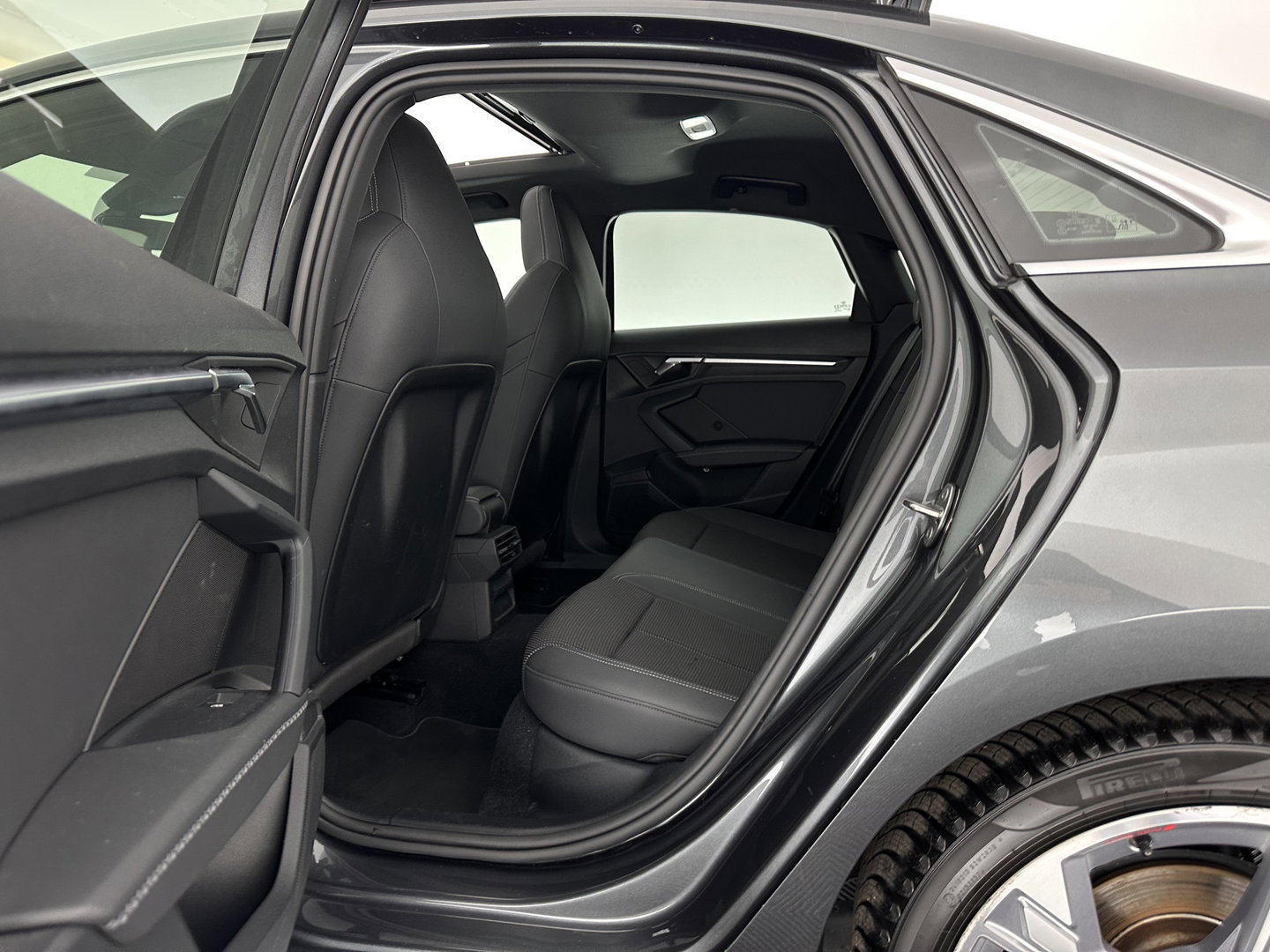 Audi A3 Limousine 35 TFSI S-Edition (INCL-BTW) Aut. *PANO | LEATHER-FABRIC | FULL-LED | AMBIENTLIGHT | SPORTSEATS | DIGI-COCKPIT | NAVI-FULLMAP | SHIFTPADDLES | DAB+ | CRUISE | PDC | 18"ALU*