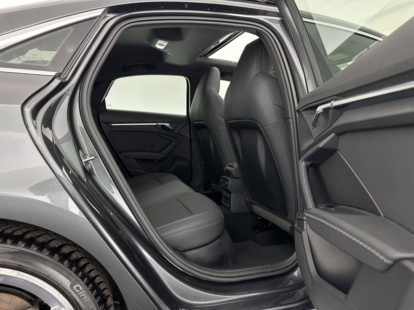 Audi A3 Limousine 35 TFSI S-Edition (INCL-BTW) Aut. *PANO | LEATHER-FABRIC | FULL-LED | AMBIENTLIGHT | SPORTSEATS | DIGI-COCKPIT | NAVI-FULLMAP | SHIFTPADDLES | DAB+ | CRUISE | PDC | 18"ALU*