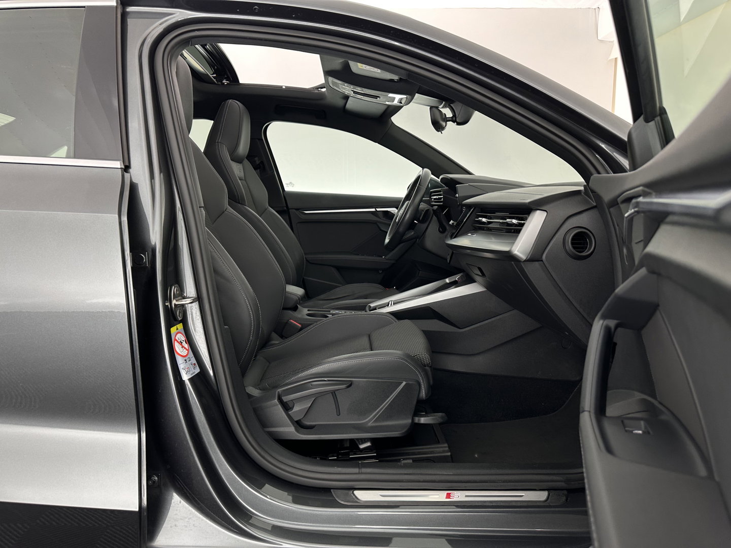 Audi A3 Limousine 35 TFSI S-Edition (INCL-BTW) Aut. *PANO | LEATHER-FABRIC | FULL-LED | AMBIENTLIGHT | SPORTSEATS | DIGI-COCKPIT | NAVI-FULLMAP | SHIFTPADDLES | DAB+ | CRUISE | PDC | 18"ALU*