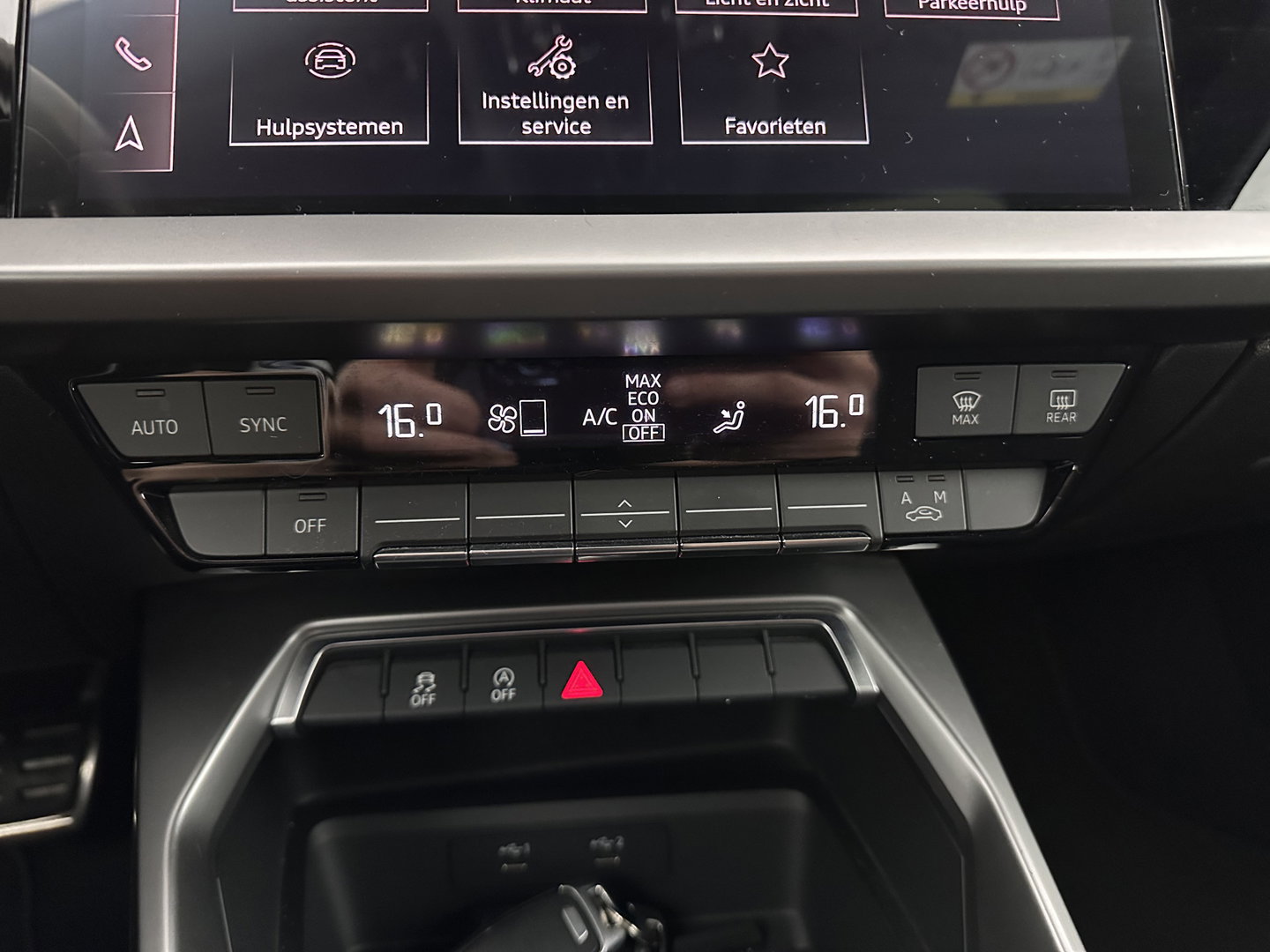 Audi A3 Limousine 35 TFSI S-Edition (INCL-BTW) Aut. *PANO | LEATHER-FABRIC | FULL-LED | AMBIENTLIGHT | SPORTSEATS | DIGI-COCKPIT | NAVI-FULLMAP | SHIFTPADDLES | DAB+ | CRUISE | PDC | 18"ALU*