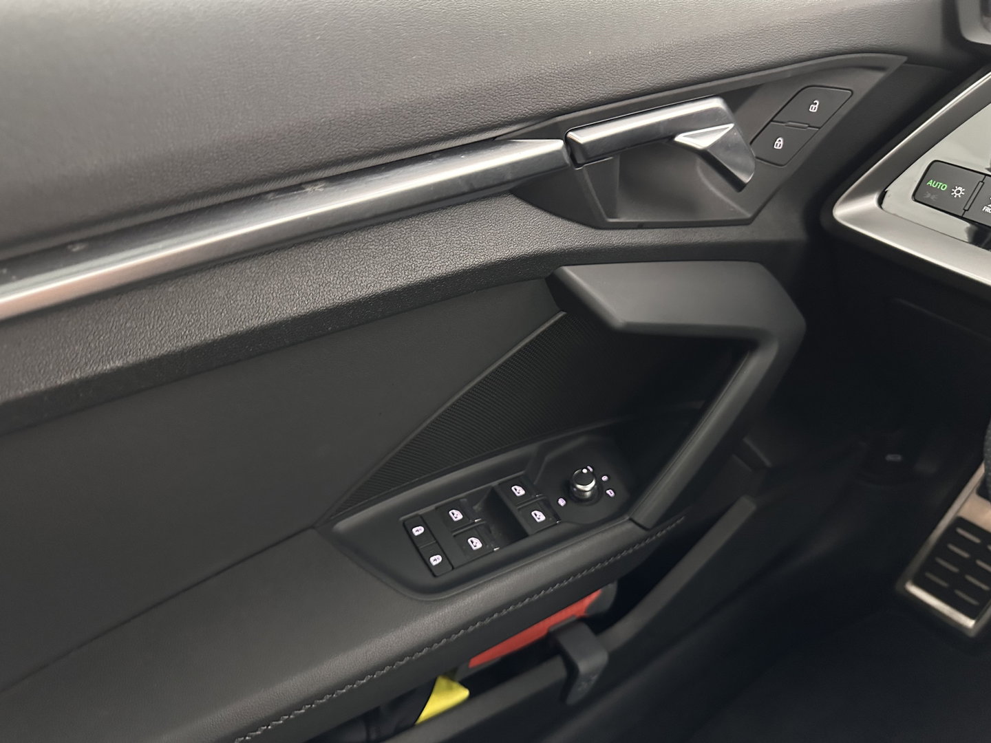 Audi A3 Limousine 35 TFSI S-Edition (INCL-BTW) Aut. *PANO | LEATHER-FABRIC | FULL-LED | AMBIENTLIGHT | SPORTSEATS | DIGI-COCKPIT | NAVI-FULLMAP | SHIFTPADDLES | DAB+ | CRUISE | PDC | 18"ALU*