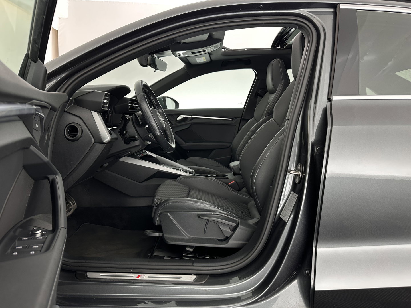 Audi A3 Limousine 35 TFSI S-Edition (INCL-BTW) Aut. *PANO | LEATHER-FABRIC | FULL-LED | AMBIENTLIGHT | SPORTSEATS | DIGI-COCKPIT | NAVI-FULLMAP | SHIFTPADDLES | DAB+ | CRUISE | PDC | 18"ALU*