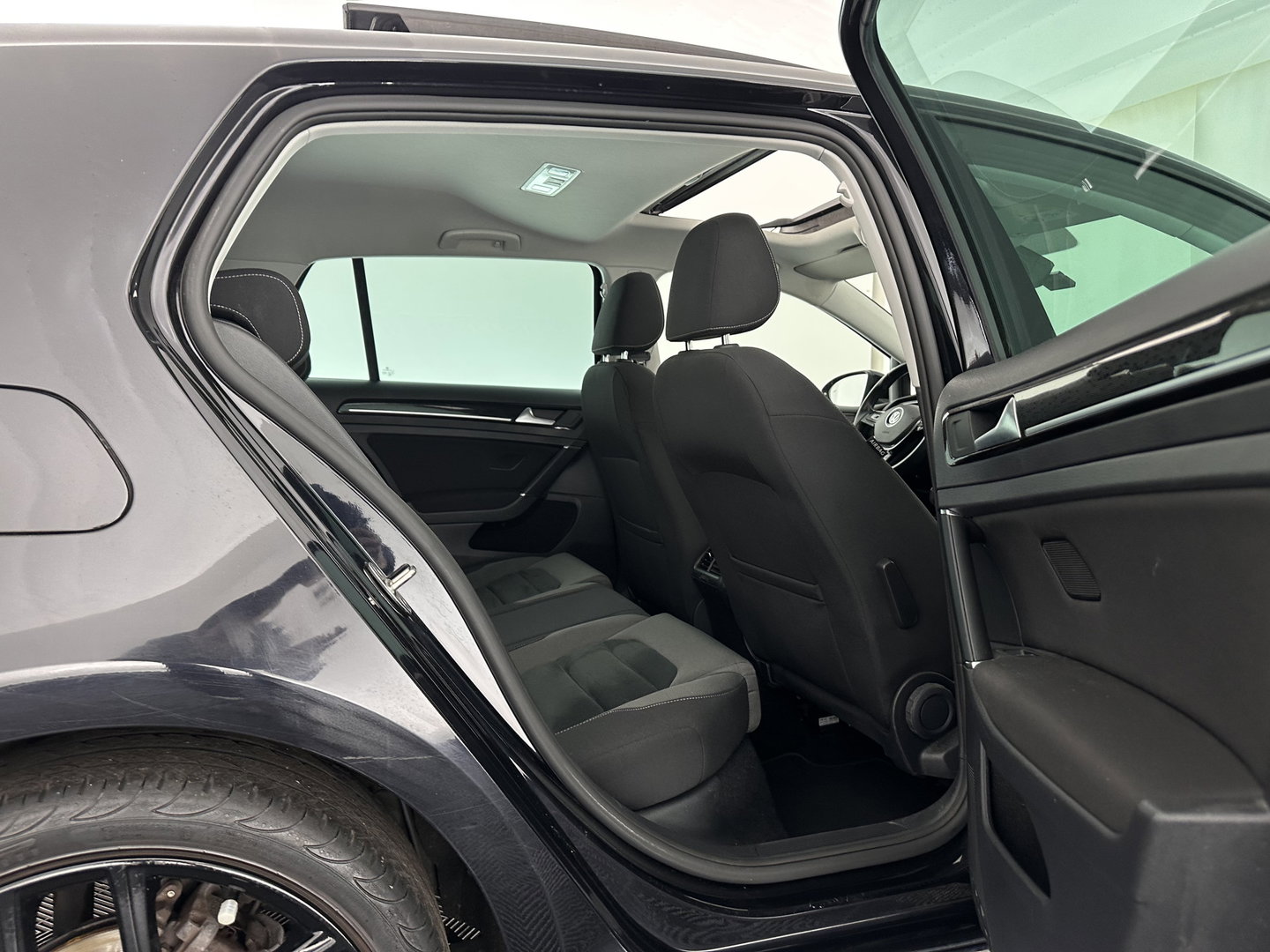 Volkswagen Golf 1.6 TDI R-Line Highline Business Aut. *PANO | MICROFIBRE | ADAPTIVE-CRUISE | DIGI-COCKPIT | HEATED-SPORTSEATS | PRIVACY-GLASS | NAVI-FULLMAP | ECC | PARKPILOT | 18''ALU*