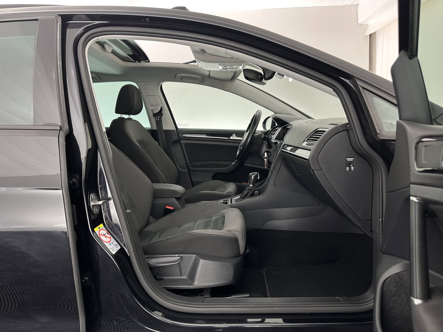 Volkswagen Golf 1.6 TDI R-Line Highline Business Aut. *PANO | MICROFIBRE | ADAPTIVE-CRUISE | DIGI-COCKPIT | HEATED-SPORTSEATS | PRIVACY-GLASS | NAVI-FULLMAP | ECC | PARKPILOT | 18''ALU*