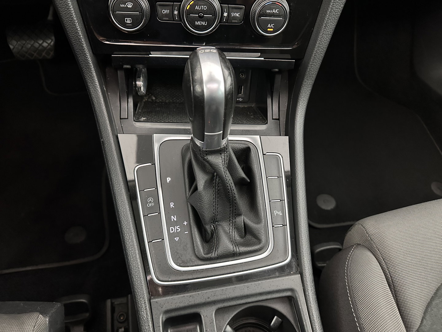 Volkswagen Golf 1.6 TDI R-Line Highline Business Aut. *PANO | MICROFIBRE | ADAPTIVE-CRUISE | DIGI-COCKPIT | HEATED-SPORTSEATS | PRIVACY-GLASS | NAVI-FULLMAP | ECC | PARKPILOT | 18''ALU*