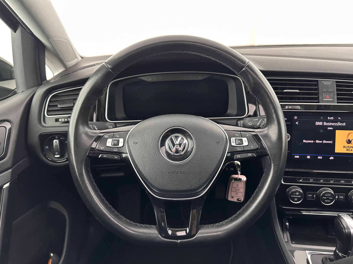Volkswagen Golf 1.6 TDI R-Line Highline Business Aut. *PANO | MICROFIBRE | ADAPTIVE-CRUISE | DIGI-COCKPIT | HEATED-SPORTSEATS | PRIVACY-GLASS | NAVI-FULLMAP | ECC | PARKPILOT | 18''ALU*