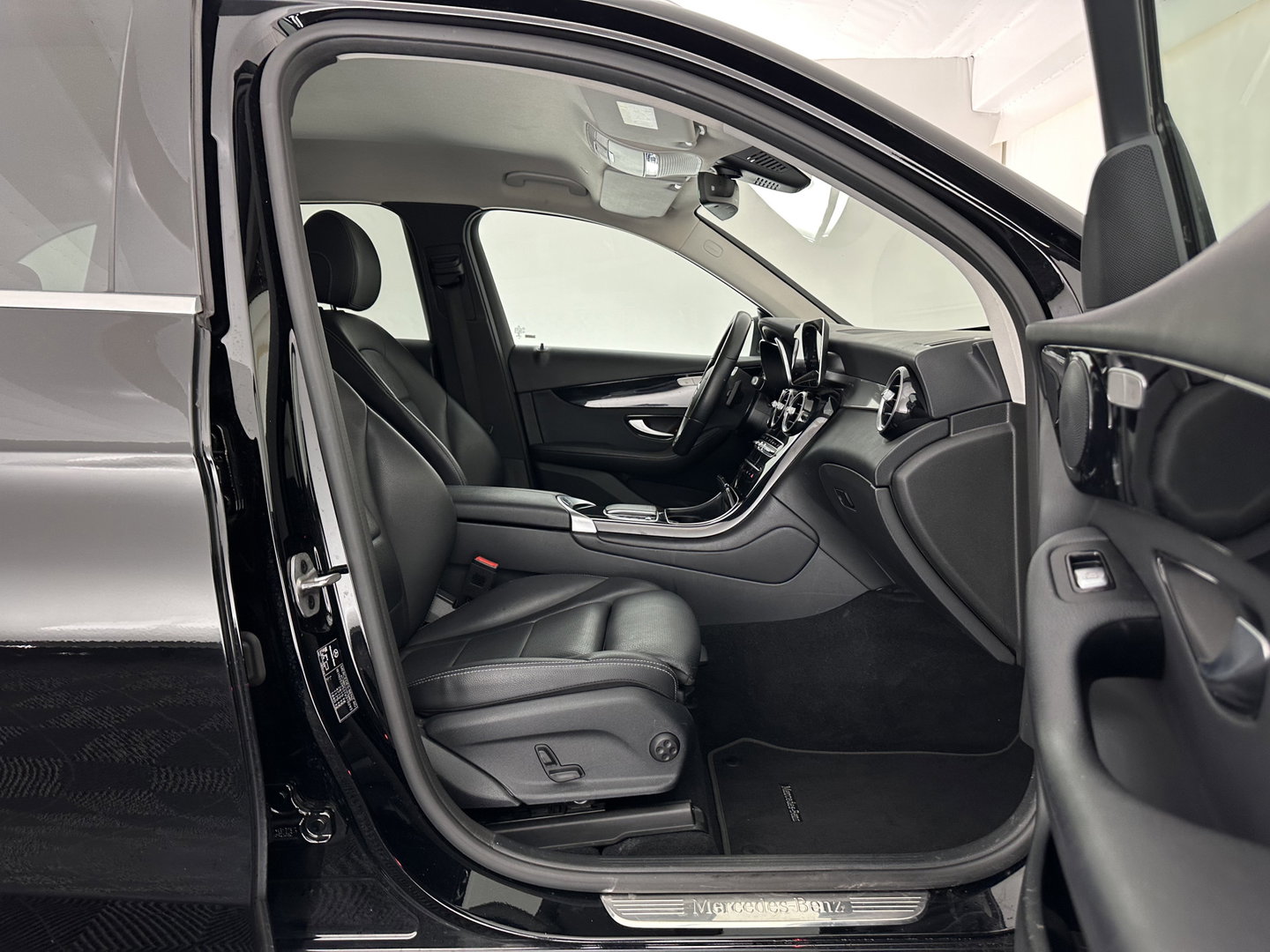 Mercedes-Benz GLC 300e 4MATIC Business Solution (IINCL.BTW) *LEATHER | FULL-LED | DIGI-COCKPIT | HEATED-SPORTSEATS | CAMERA | PRIAVACY-GLASS | NAVI-FULLMAP | ECC | PDC | CRUISE | 18''ALU*