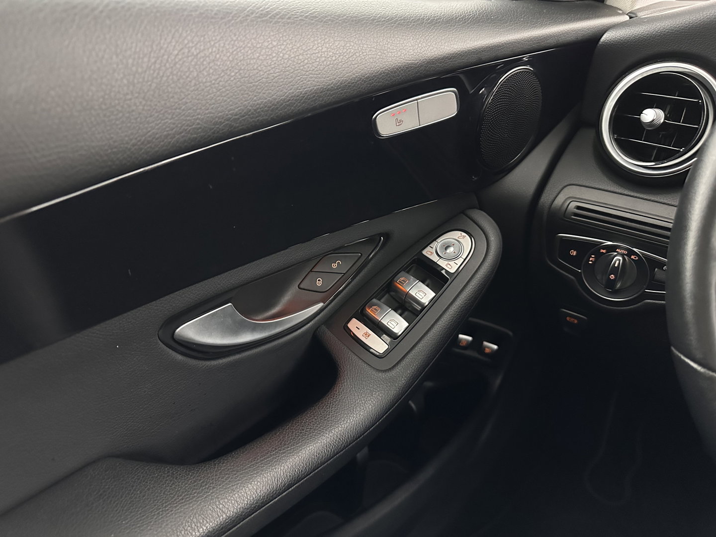 Mercedes-Benz GLC 300e 4MATIC Business Solution (IINCL.BTW) *LEATHER | FULL-LED | DIGI-COCKPIT | HEATED-SPORTSEATS | CAMERA | PRIAVACY-GLASS | NAVI-FULLMAP | ECC | PDC | CRUISE | 18''ALU*