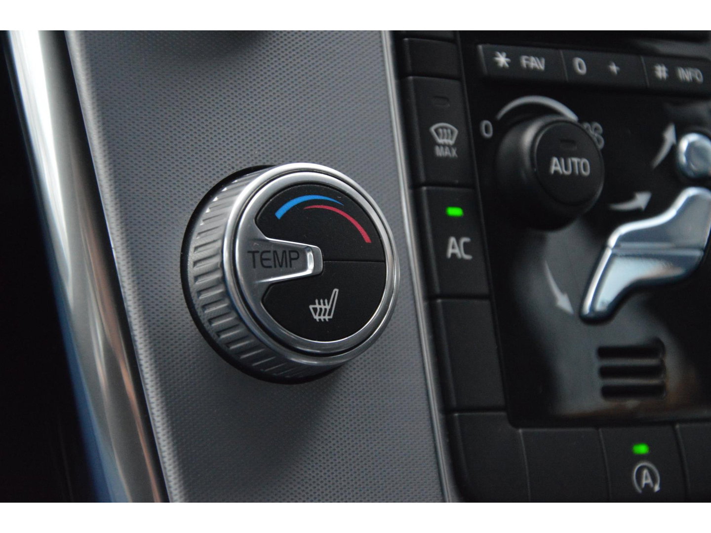 Volvo XC60 T5 AWD Inscription | Trekhaak 2000KG | Dealer onderhouden | Stoelverwarming | Leer | Cruise Control | Bluetooth |