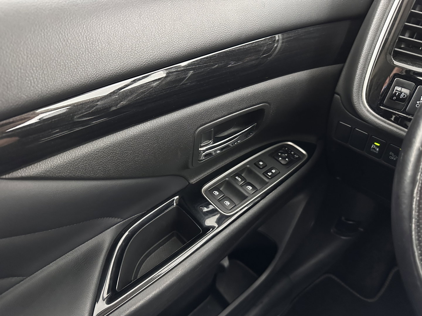 Mitsubishi Outlander 2.0 PHEV Executive Edition Aut. *LEATHER-MICROFIBRE | ROCKFORD-AUDIO | NAVI-FULLMAP | KEYLESS | CAMERA | HEATED-COMFORTSEATS | ECC | SHIFT-PADDLES | PDC | CRUISE | PRIVACY-GLASS | 18''ALU*