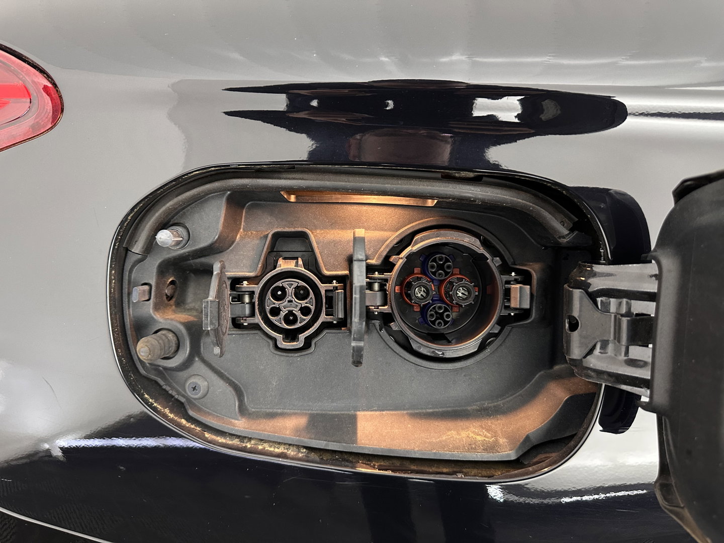 Mitsubishi Outlander 2.0 PHEV Executive Edition Aut. *LEATHER-MICROFIBRE | ROCKFORD-AUDIO | NAVI-FULLMAP | KEYLESS | CAMERA | HEATED-COMFORTSEATS | ECC | SHIFT-PADDLES | PDC | CRUISE | PRIVACY-GLASS | 18''ALU*