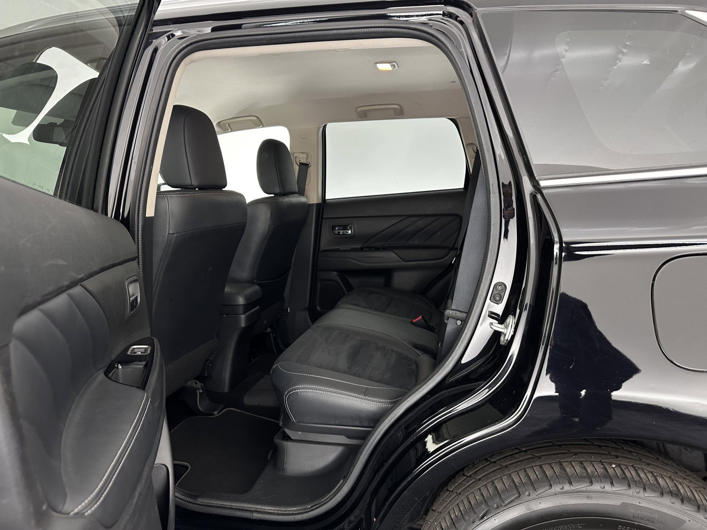 Mitsubishi Outlander 2.0 PHEV Executive Edition Aut. *LEATHER-MICROFIBRE | ROCKFORD-AUDIO | NAVI-FULLMAP | KEYLESS | CAMERA | HEATED-COMFORTSEATS | ECC | SHIFT-PADDLES | PDC | CRUISE | PRIVACY-GLASS | 18''ALU*