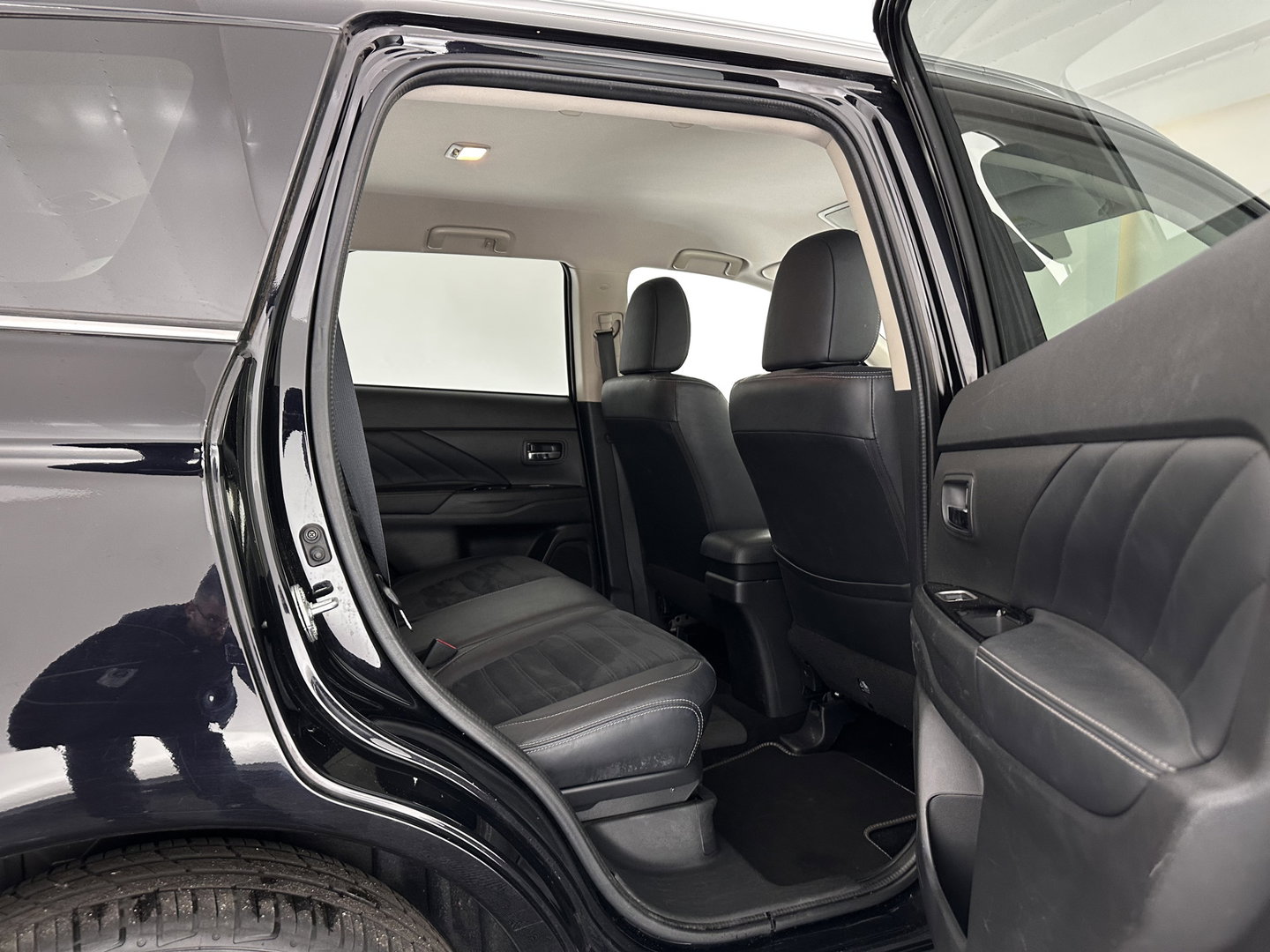 Mitsubishi Outlander 2.0 PHEV Executive Edition Aut. *LEATHER-MICROFIBRE | ROCKFORD-AUDIO | NAVI-FULLMAP | KEYLESS | CAMERA | HEATED-COMFORTSEATS | ECC | SHIFT-PADDLES | PDC | CRUISE | PRIVACY-GLASS | 18''ALU*