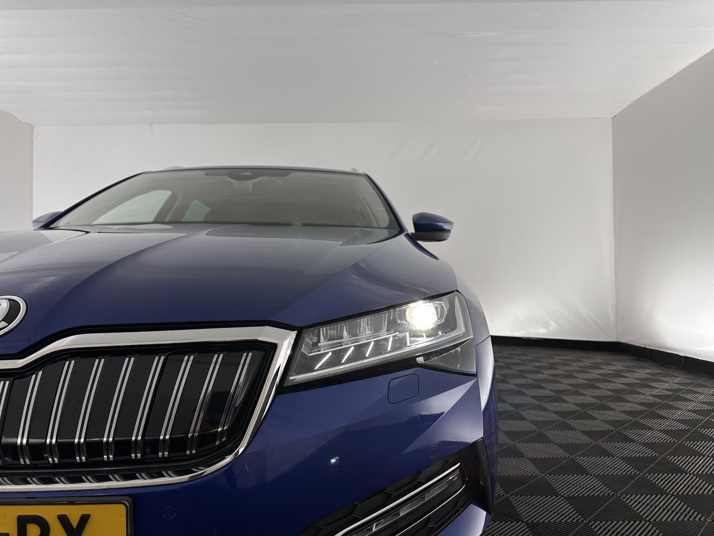 Škoda Superb Combi 1.4 TSI iV Sportline Business (Plug-in) (INCL-BTW) *LEATHER-ALCANTARA | FULL-LED | BLINDSPOT | MEMORY-PACK | TOPVIEW | ADAPTIVE-CRUISE | HEATED-COMFORTSEATS | KEYLESS | DIGI-COCKPIT | NAVI-FULLMAP | ECC | PDC | 19''ALU*