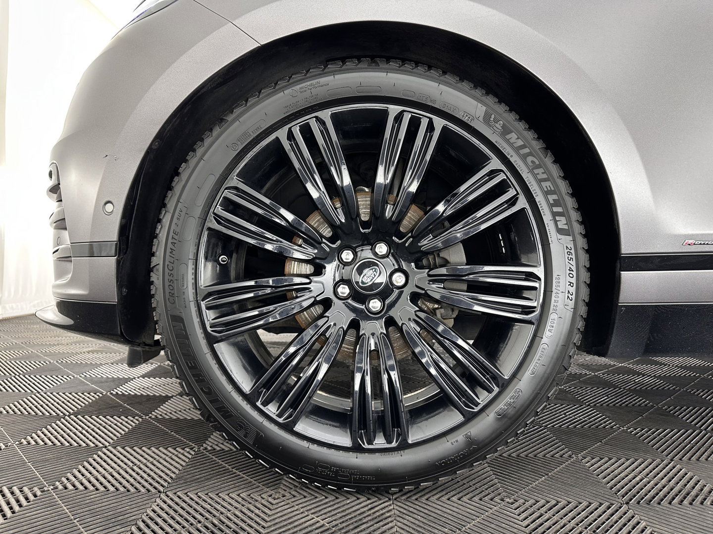 Land Rover Range Rover Velar 2.0 I4 AWD R-Dynamic HSE (INCL-BTW) Aut. *PANO | LEATHER | MATRIX-LED | MEMORY-PACK | BLINDSPOT | MERIDIAN-SURROUND | DIGI-COCKPIT | CAMERA | KEYLESS | HEATED-COMFORTSEATS | PRIVACYGLASS | SHIFTPADDLES | 22''ALU*