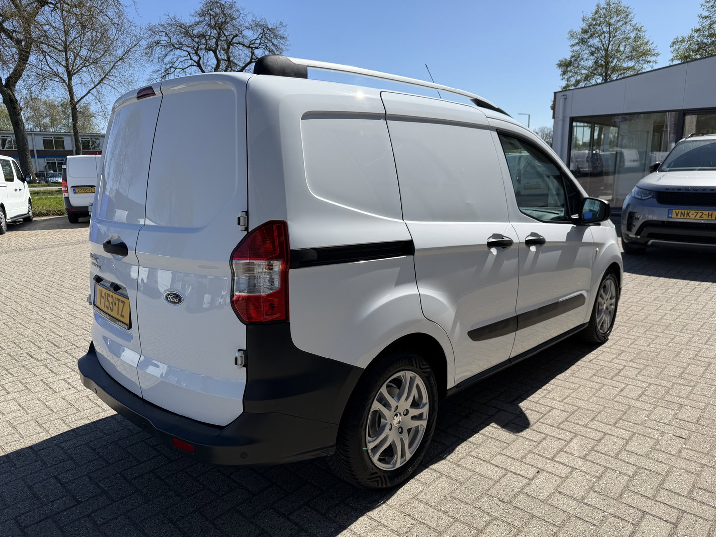 Ford Transit Courier 1.5 TDCI Trend / euro 6 / bpm vrij / vaste prijs rijklaar € 9.950 marge / vrij van btw / pdc voor en achter / airco / cruise / schuifdeur / lichtmetalen velgen