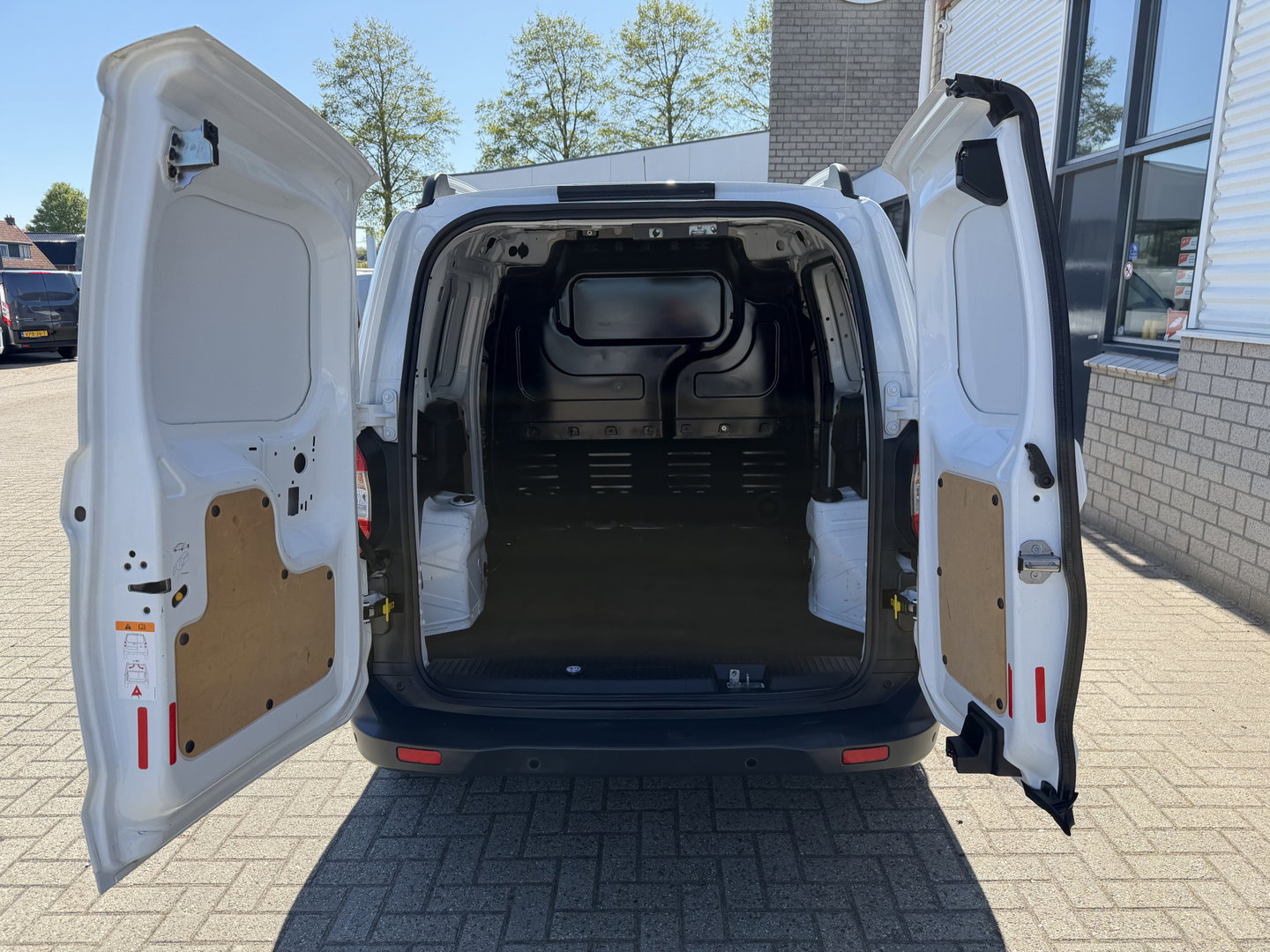 Ford Transit Courier 1.5 TDCI Trend / euro 6 / bpm vrij / vaste prijs rijklaar € 9.950 marge / vrij van btw / pdc voor en achter / airco / cruise / schuifdeur / lichtmetalen velgen