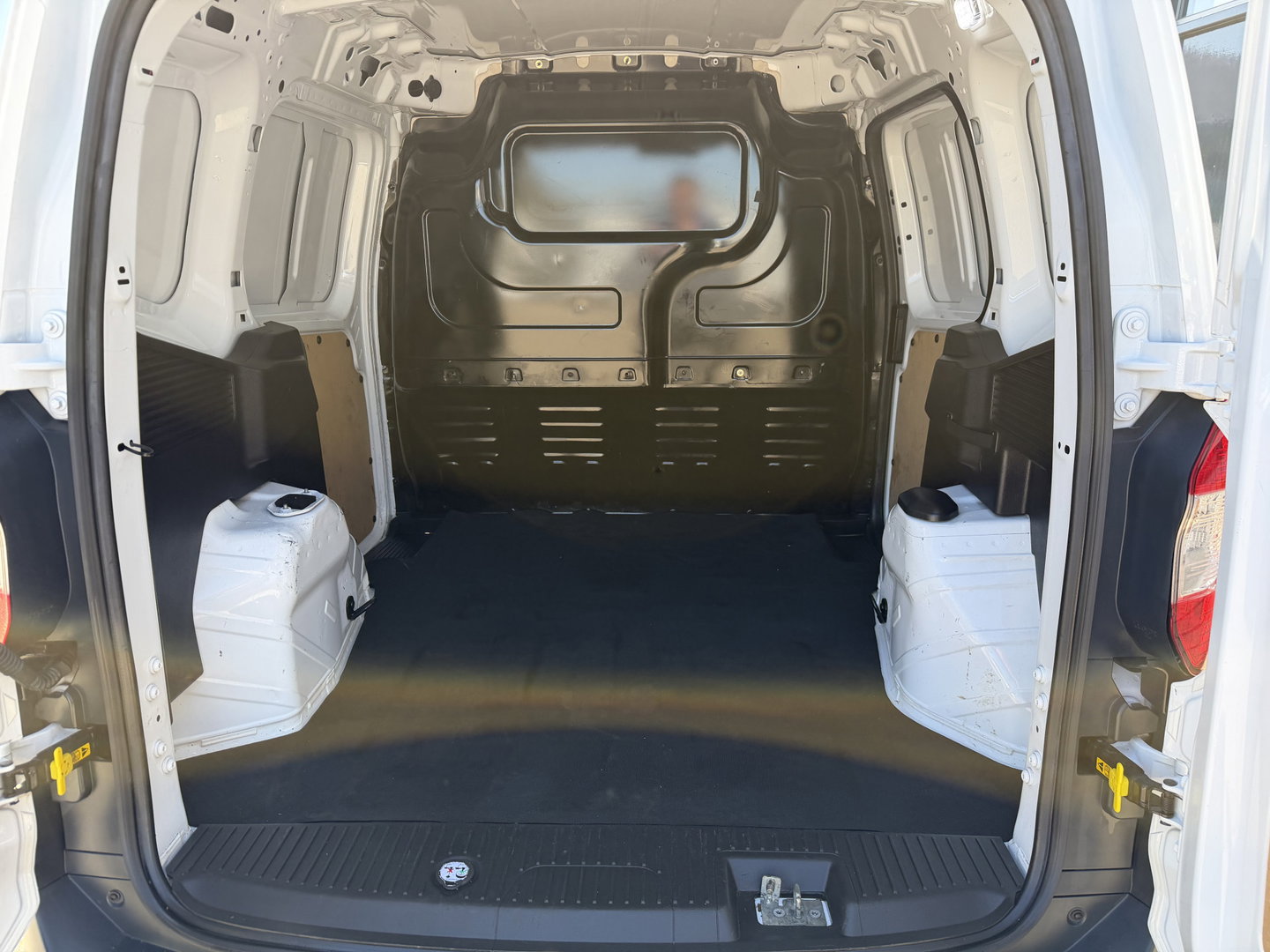 Ford Transit Courier 1.5 TDCI Trend / euro 6 / bpm vrij / vaste prijs rijklaar € 9.950 marge / vrij van btw / pdc voor en achter / airco / cruise / schuifdeur / lichtmetalen velgen