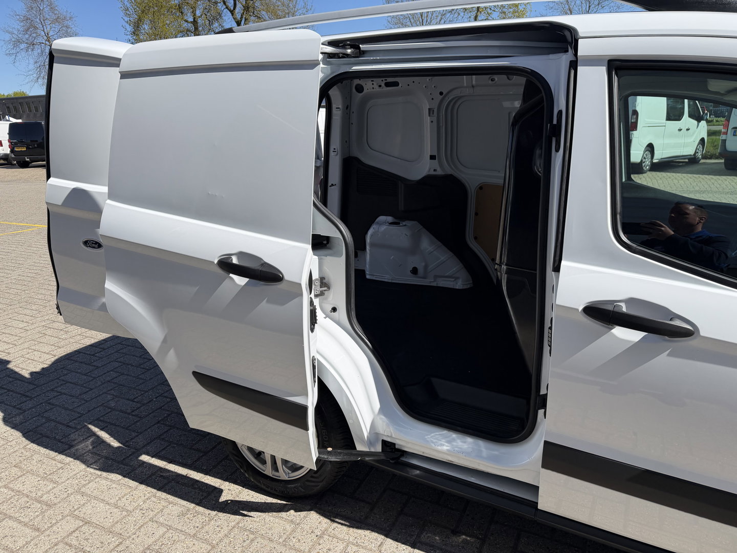 Ford Transit Courier 1.5 TDCI Trend / euro 6 / bpm vrij / vaste prijs rijklaar € 9.950 marge / vrij van btw / pdc voor en achter / airco / cruise / schuifdeur / lichtmetalen velgen