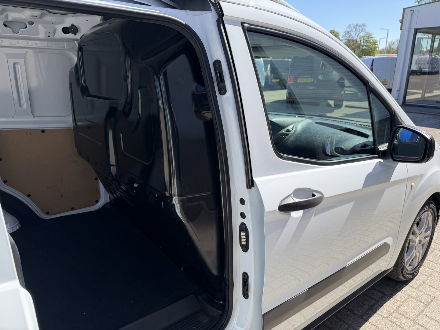 Ford Transit Courier 1.5 TDCI Trend / euro 6 / bpm vrij / vaste prijs rijklaar € 9.950 marge / vrij van btw / pdc voor en achter / airco / cruise / schuifdeur / lichtmetalen velgen