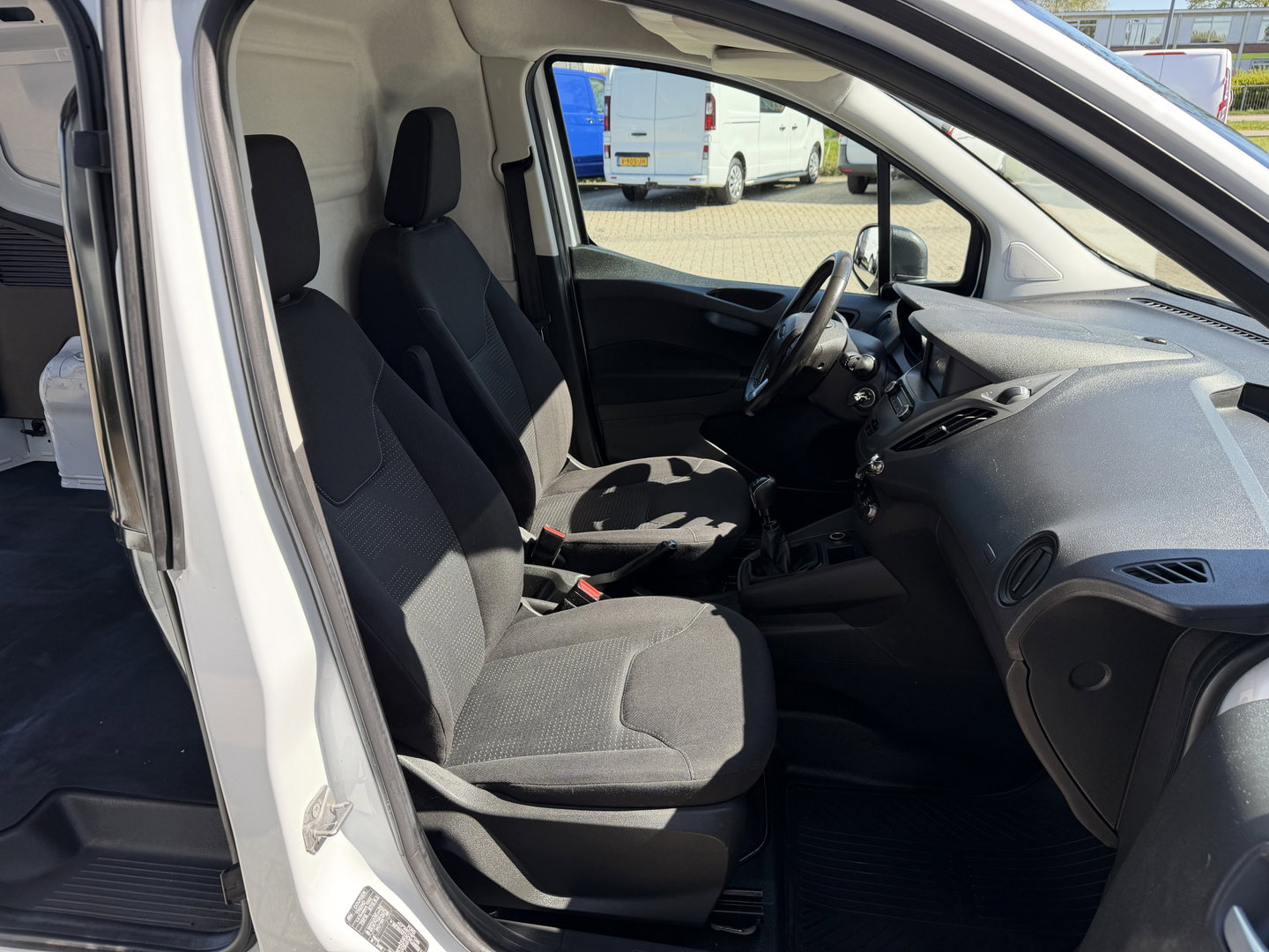 Ford Transit Courier 1.5 TDCI Trend / euro 6 / bpm vrij / vaste prijs rijklaar € 9.950 marge / vrij van btw / pdc voor en achter / airco / cruise / schuifdeur / lichtmetalen velgen