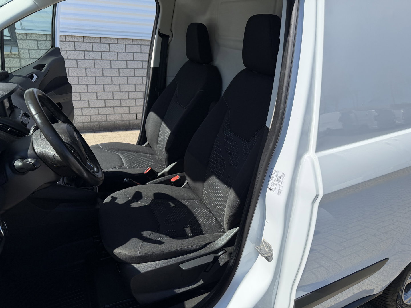 Ford Transit Courier 1.5 TDCI Trend / euro 6 / bpm vrij / vaste prijs rijklaar € 9.950 marge / vrij van btw / pdc voor en achter / airco / cruise / schuifdeur / lichtmetalen velgen
