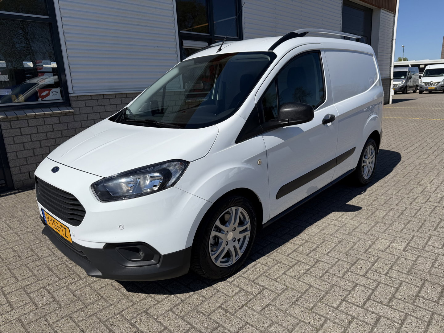 Ford Transit Courier 1.5 TDCI Trend / euro 6 / bpm vrij / vaste prijs rijklaar € 9.950 marge / vrij van btw / pdc voor en achter / airco / cruise / schuifdeur / lichtmetalen velgen