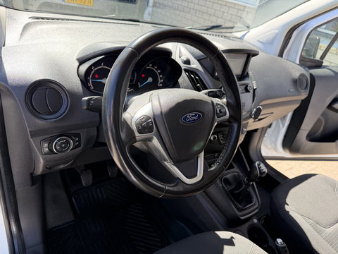 Ford Transit Courier 1.5 TDCI Trend / euro 6 / bpm vrij / vaste prijs rijklaar € 9.950 marge / vrij van btw / pdc voor en achter / airco / cruise / schuifdeur / lichtmetalen velgen