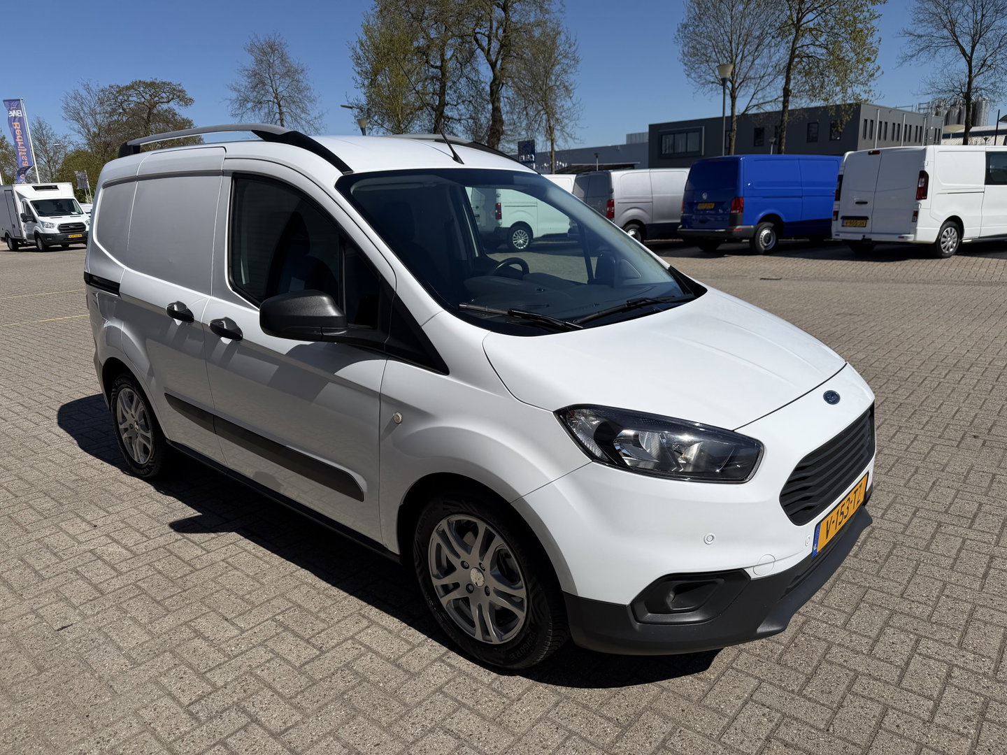 Ford Transit Courier 1.5 TDCI Trend / euro 6 / bpm vrij / vaste prijs rijklaar € 9.950 marge / vrij van btw / pdc voor en achter / airco / cruise / schuifdeur / lichtmetalen velgen