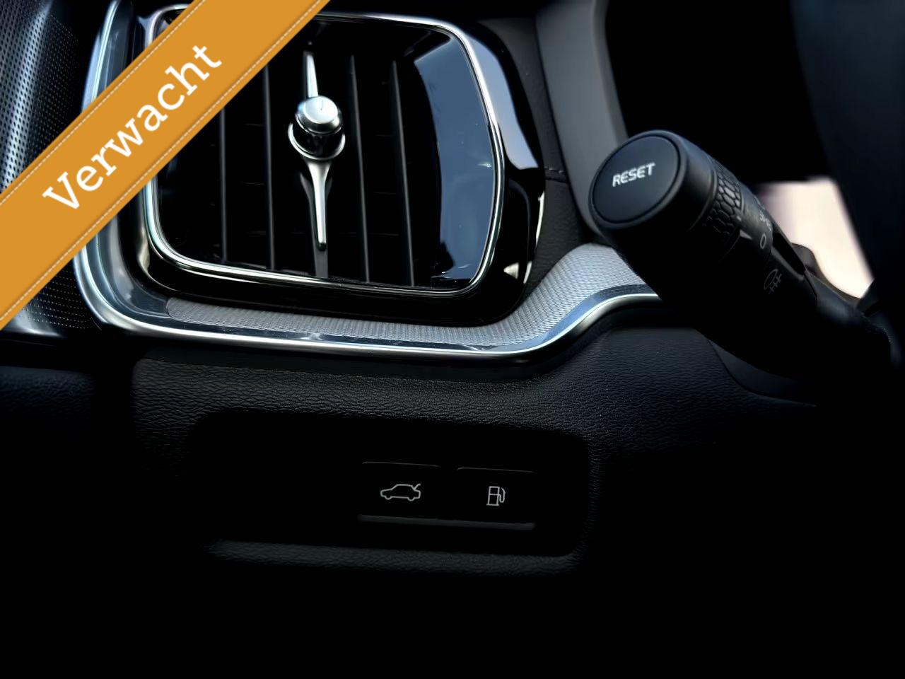 Volvo V60 2.0 T8 Plug-in hybrid AWD Polestar Engineered B&W