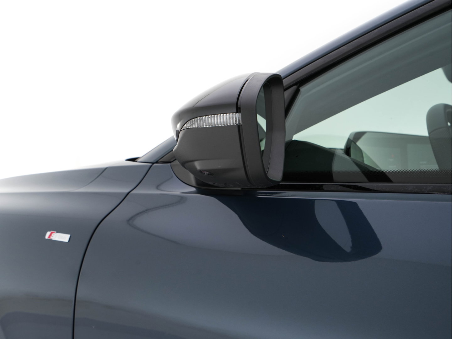 Audi A6 Avant e-tron S edition 83 kWh [ 3-Fase ] (INCL.BTW) *MATRIX-LED | LEATHER-FABRIC | ADAPTIVE-CRUISE | TOP-VIEW | BLINDSPOT | KEYLESS | MEMORY-PACK | WIDESCREEN-COCKPIT | PRIVACY-GLASS | SHIT-PADDLES | HEATED-SPORTSEATS | 21''ALU | TO