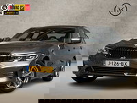 BMW 3 Serie - 318i Sport Line 156Pk Automaat (VIRTUAL COCKPIT, DEALER ONDERHOUDEN, GROOT NAVI, LEDER, ZWART HEMEL, SPORTSTOELEN, GETINT GLAS, SFEERVERLICHTING, PARKEERSENSOREN, NIEUWE APK, NIEUWSTAAT)