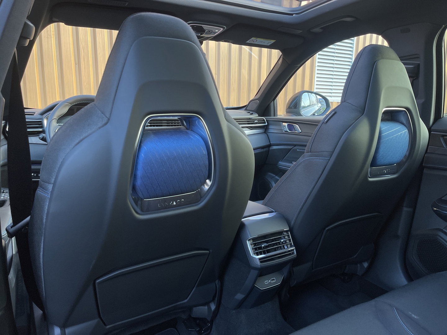 Lynk & Co 01 1.5 | Black Pakket | Panoramadak | Zwarte hemel | Stuurwielverwarming | Trekhaak | Adaptive Cruise Control | Keyless | Elektrische Bestuurdersstoel + Geheugen | Parkeersensoren | Apple Carplay |