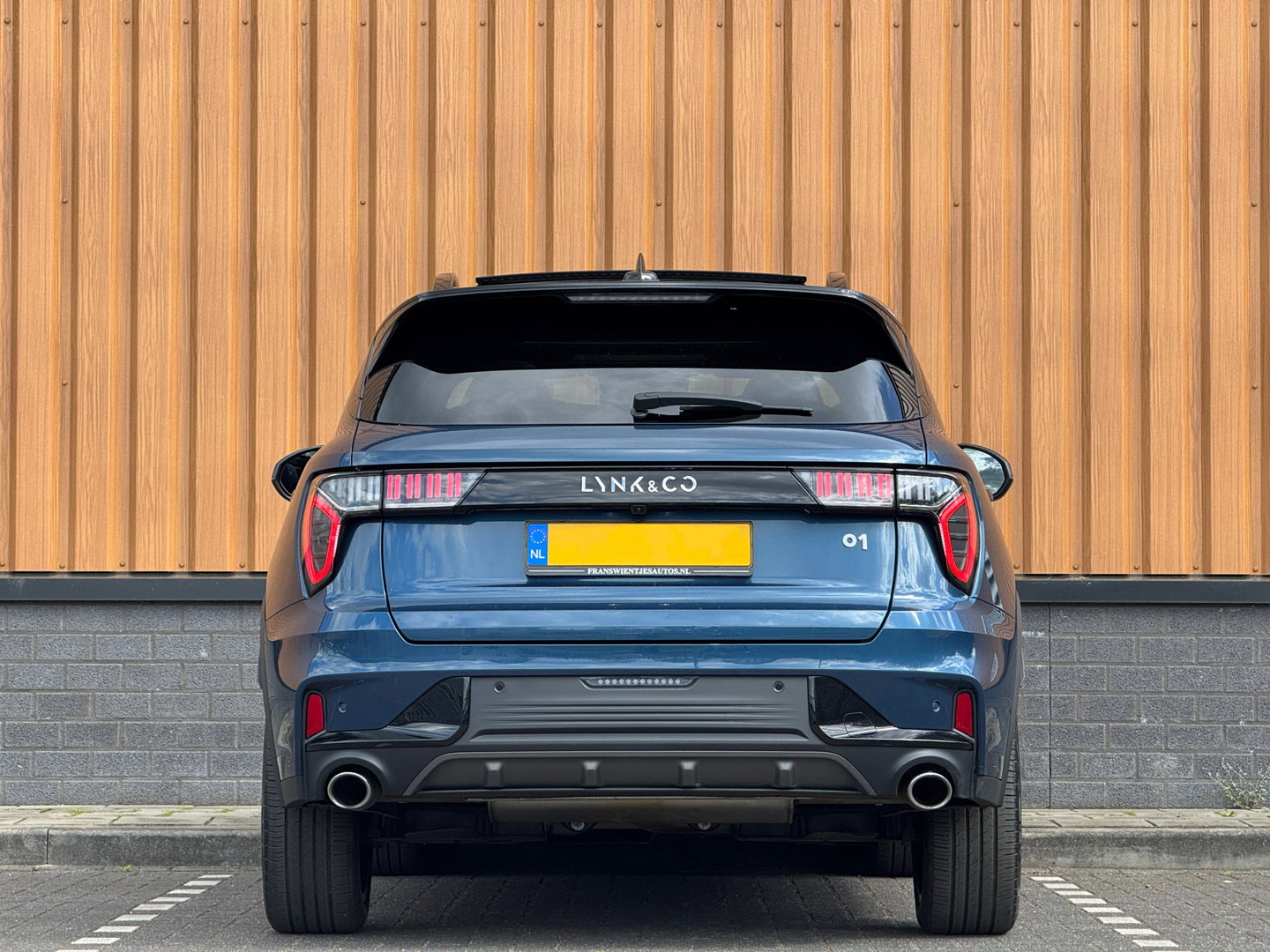 Lynk & Co 01 1.5 | Black Pakket | Panoramadak | Zwarte hemel | Stuurwielverwarming | Trekhaak | Adaptive Cruise Control | Keyless | Elektrische Bestuurdersstoel + Geheugen | Parkeersensoren | Apple Carplay |